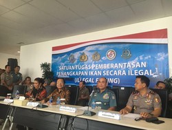 Menteri Susi dan Rizal Ramli Pantau Peledakan Kapal Ikan Serentak di 7 Titik