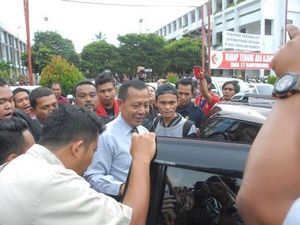 Konflik Perpenas, Mahasiswa Usir Rektor Untag Banyuwangi Konflik Perpenas, Mahasiswa Usir Rektor Untag Banyuwangi