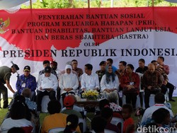 Tangis Haru Warga Manokwari Saat Terima Bantuan dari Jokowi