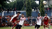 Para pemain Barito Putera melakukan serangan ke pertahanan Persija.