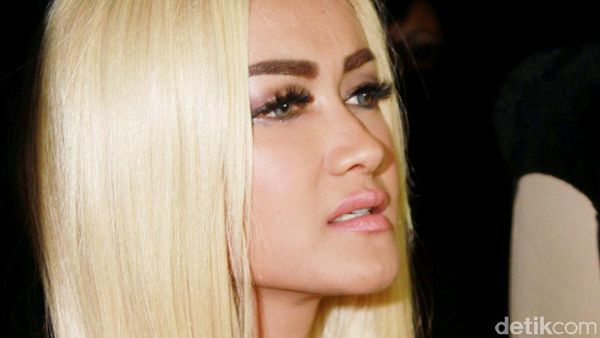 Botak, Jupe Tetap Gaya dengan Wig Pirang