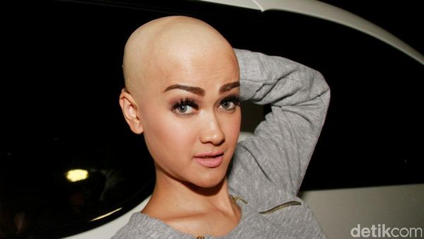 Begini Penampilan Julia Perez Botak