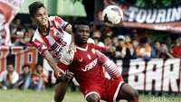 Laga uji coba Persija melawan Barito Putera digelar di Stadion Bea Cukai, Rawamangun, Jakarta, Selasa (5/4/2016).