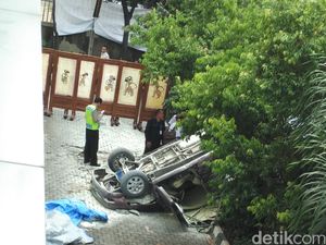 Mobil Tabrak Pembatas Sebelum Terjun dari Lantai 3 Gedung Plaza Centris