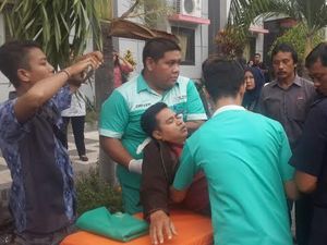 Bentrok Dosen dan Mahasiswa Untag Banyuwangi, Tiga Orang Dibawa ke RS Bentrok Dosen dan Mahasiswa Untag Banyuwangi, Tiga Orang Dibawa ke RS