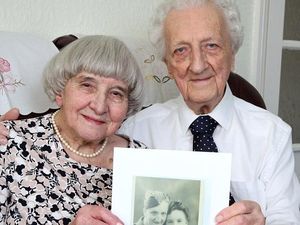 70 Tahun Terpisah, Kakek 90 Tahun Ini Akhirnya Lamar Wanita Pujaannya