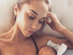 Punya Perut Berotot, Miss Universe Ini Malah Menderita Saat Melahirkan