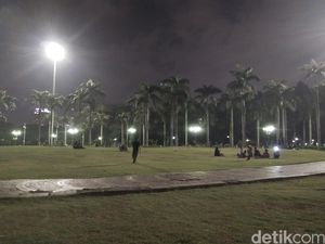 Warga Jakarta Nikmati Wisata Malam di Kawasan Monas
