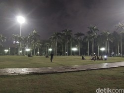Warga Jakarta Nikmati Wisata Malam di Kawasan Monas