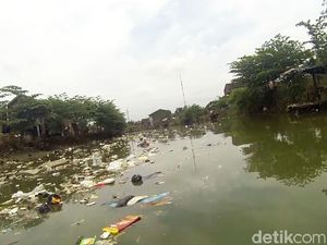 Menyisir Bak Sampah Terpanjang di Bandung Menyisir Bak Sampah Terpanjang di Bandung