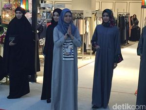Huruf Arab & Tulisan Typo Hiasi Koleksi Abaya Terbaru Karya Vivi Zubedi