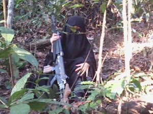 Istri Santoso Ditangkap Tim Batalyon 303 Rider Kostrad Istri Santoso Ditangkap Tim Batalyon 303 Rider Kostrad