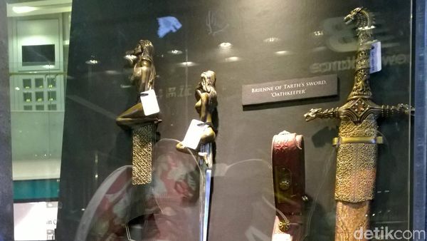 Melihat Pedang-pedang Asli Game of Thrones di #GoTAsiaWoW