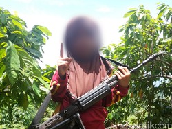 Penampakan Anak Perempuan Santoso Menenteng Senjata di Hutan Poso