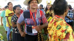 Melihat Kegembiraan Mama Papua Menunggu Presiden