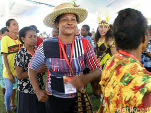 Melihat Kegembiraan Mama Papua Menunggu Presiden