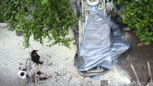 Mobil Jatuh dari Lantai 3 Gedung Ditjen Migas