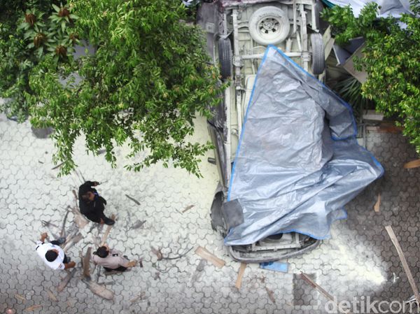 Mobil Jatuh dari Lantai 3 Gedung Ditjen Migas