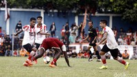 Para pemain Persija berusaha menghentikan serangan Barito Putera.
