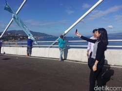 Warga Ambon Ramai-ramai Selfie di Jembatan Terpanjang Indonesia Timur