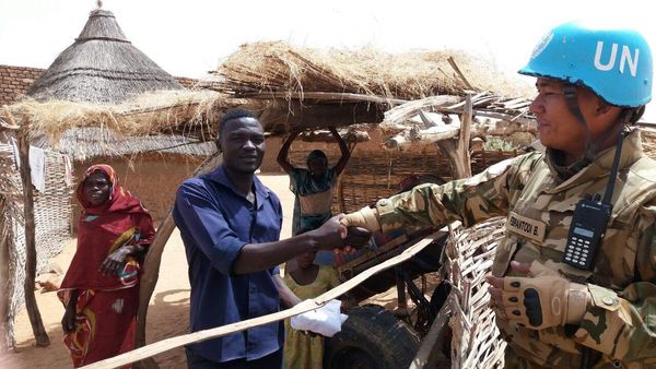 Prajurit TNI Bantu Warga Lokal di Darfur Barat