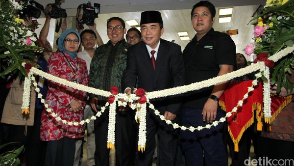 Akom Resmikan Media Center DPR