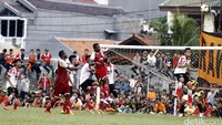 Para pemain Barito Putera berusaha membobol gawang Persija.