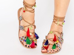 5 Sandal Aksen Tassel Warna-warni yang Atraktif untuk Hangout