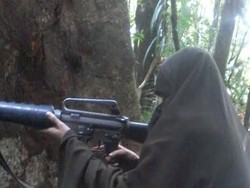 Penampakan Istri Santoso dan Rekannya di Hutan Poso Berlatih Perang