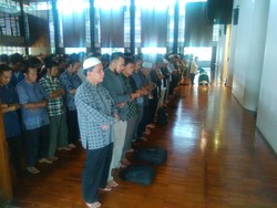 Hatta Rajasa dan Ratusan Orang Salatkan Jenazah Achmad Noeman di Masjid Salman