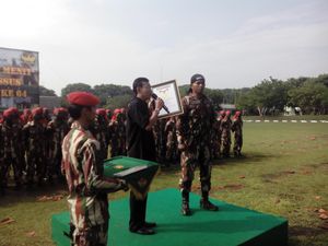 Sambut HUT ke-64, Kopassus Cetak MURI Pecahkan Balok Es dengan Kepala