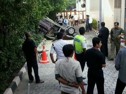 Sebuah Mobil Jatuh dari Lantai 3 Plaza Centris
