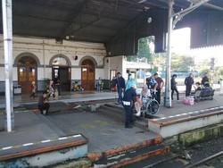 Gotong Royong Membantu Penumpang Berkursi Roda Menuju Kereta