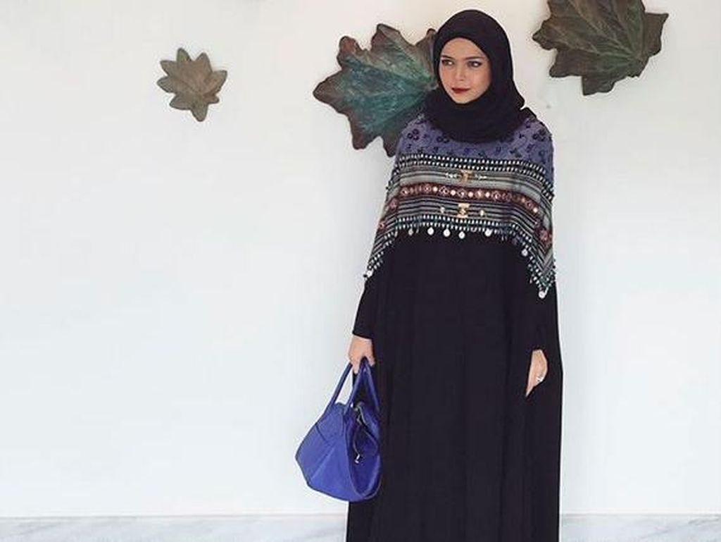Desainer Vivi Zubedi Fokus Angkat Abaya yang Modis Namun Tetap Syari