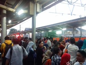 Penumpang Menumpuk di Stasiun Cawang, Sebagian Pilih Naik Bus TransJ