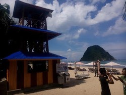 Pantai Pulau Merah Dilengkapi Tower Pemantau Wisatawan