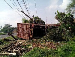 Truk Kontainer Sasak Rumah Lalu Timpa Mobil Mewah