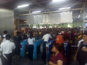 Penumpang Membeludak di Stasiun Manggarai