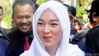 Zaskia Gotik Tampil Berkerudung Beri Santunan untuk Anak Yatim Piatu