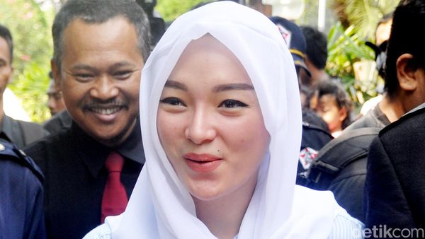 Zaskia Gotik Tampil Berkerudung Beri Santunan untuk Anak Yatim Piatu