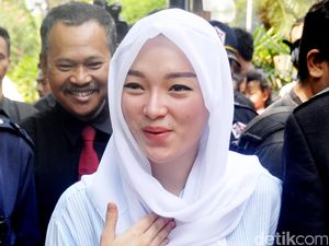 Zaskia Gotik Tampil Berkerudung Beri Santunan untuk Anak Yatim Piatu