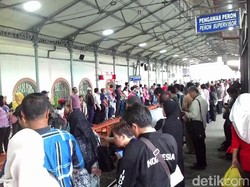 Begini Penuhnya Penumpang di Sejumlah Stasiun karena Commuter Line Anjlok