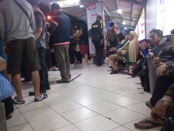 KRL di Stasiun Sudirman Cuma Pakai 1 Lajur, Penumpang Masih Padat
