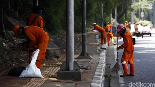 Melihat Kesigapan Pasukan Oranye Bersihkan Sampah