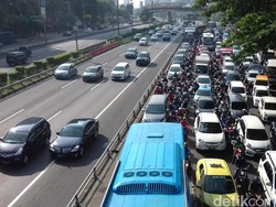 Jalan Gatot Subroto Arah Semanggi Macet, Jalur TransJ Dipadati Kendaraan
