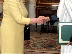 Sekolah Izinkan 2 Murid Pria Muslim Tak Salami Guru Perempuan Buat Swiss Heboh