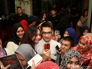 Afgan Diserbu Para Cewek