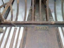 Inikah Lift Pertama di Indonesia?