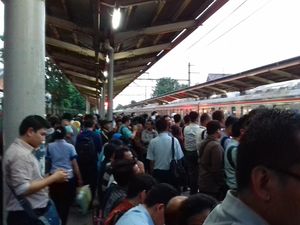 Penumpukan di Stasiun Cawang karena Penumpang Melonjak 5.000 Orang