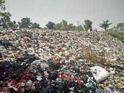 Bukit Sampah Cigondewah Dikeruk Hari Ini